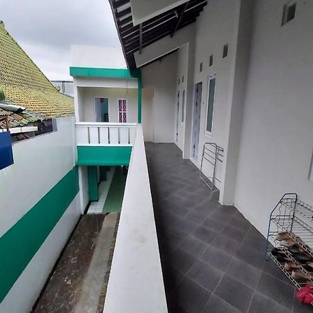 Hotel Oyo 90766 Gardenia Boarding House à Purwokerto Extérieur photo