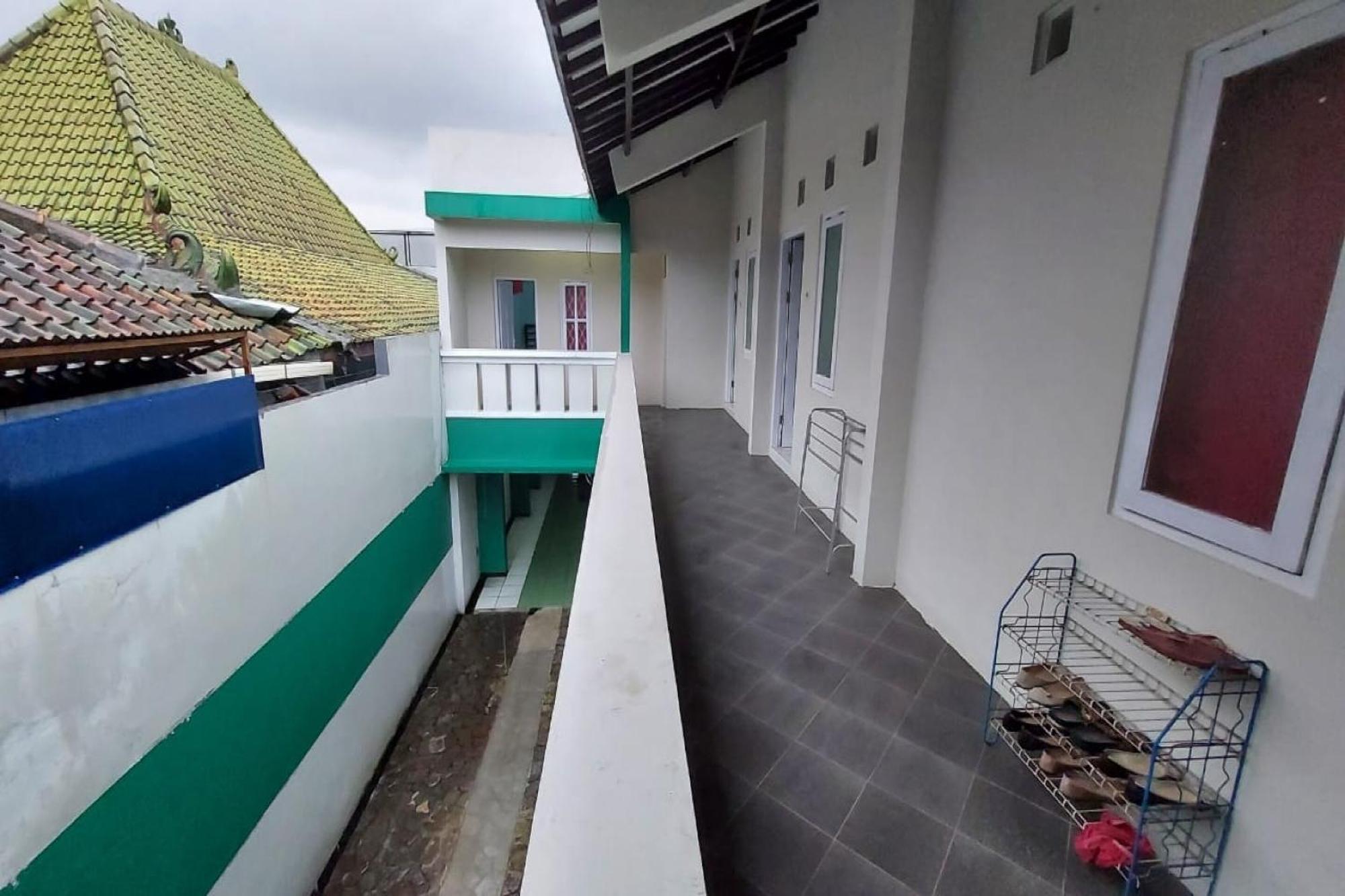 Hotel Oyo 90766 Gardenia Boarding House à Purwokerto Extérieur photo