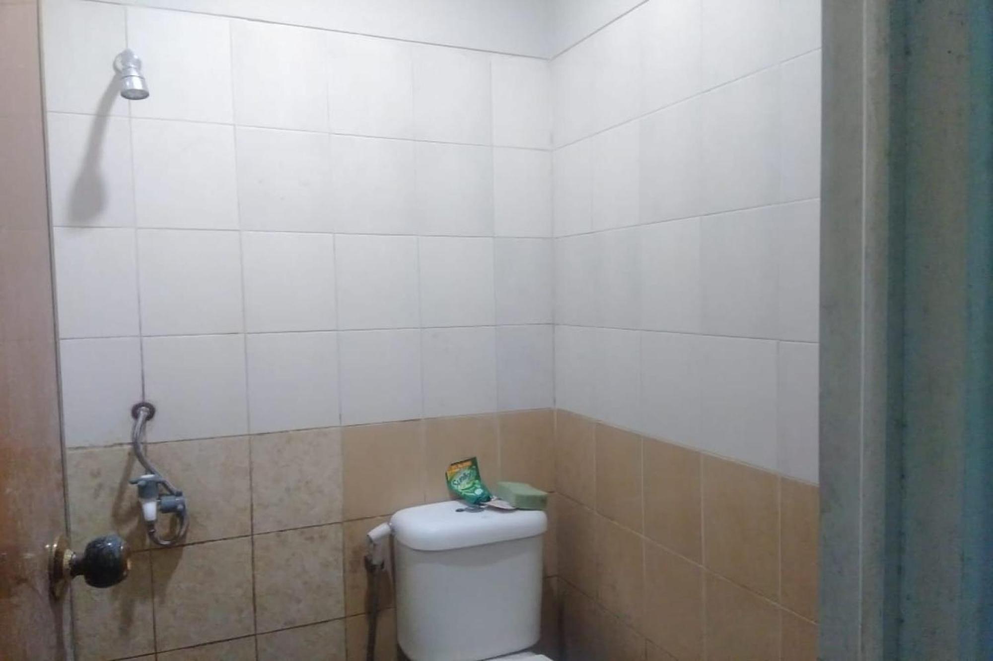Hotel Oyo 90766 Gardenia Boarding House à Purwokerto Extérieur photo