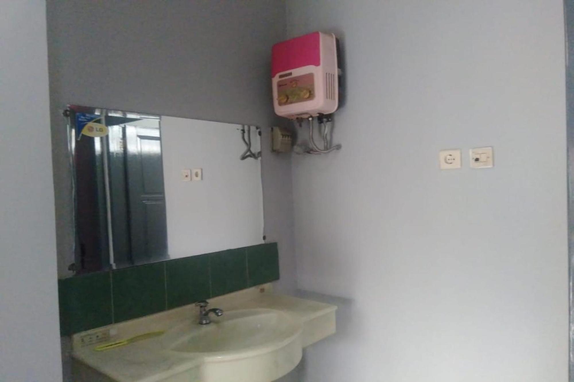 Hotel Oyo 90766 Gardenia Boarding House à Purwokerto Extérieur photo