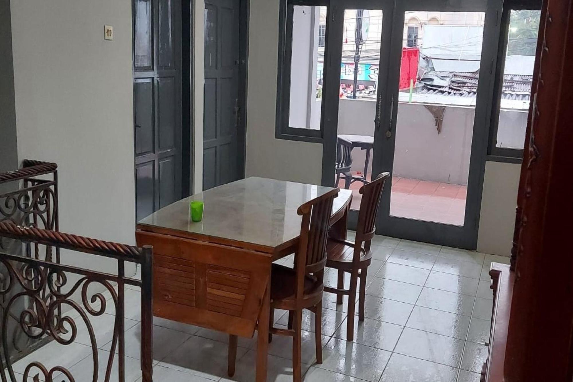 Hotel Oyo 90766 Gardenia Boarding House à Purwokerto Extérieur photo